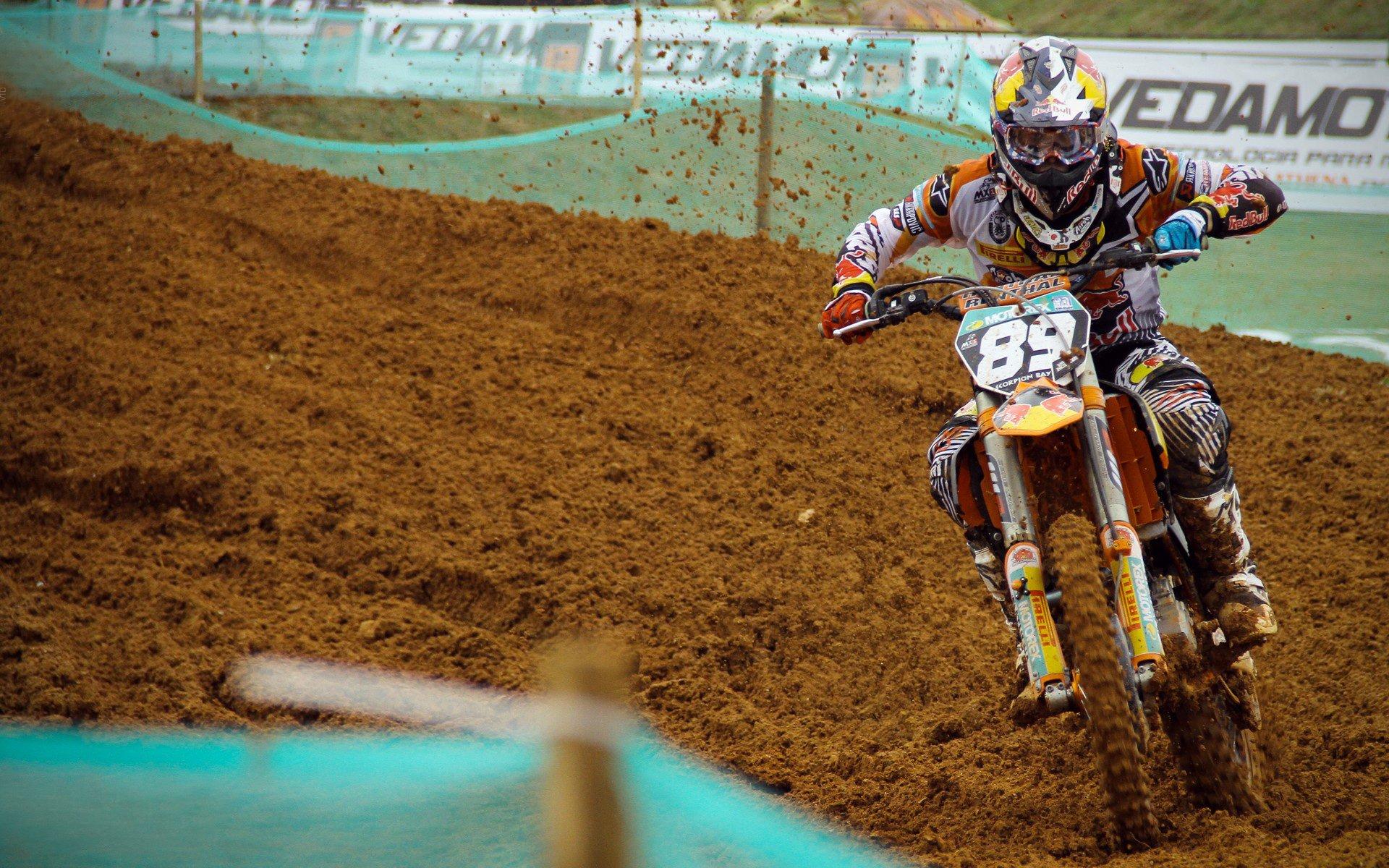 拜仁防线基石续约陷僵局，乌帕梅卡诺未来悬而未决